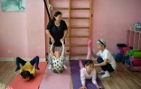 Des élèves s'entraînent au contortionnisme dans une école spécialisée d'Oulan-Bator, le 5 septembre 2023 en Mongolie