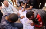 Des personnes pleurent sur le corps d'une victime de bombardements israéliens à Beit Lahia, dans le nord de la bande de Gaza, le 15 mars 2025