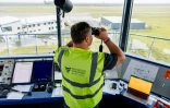 Un contrôleur aérien surveille l'aérodrome de Cochstedt et du centre national d'essais pour les systèmes d'aéronefs sans pilote du Centre aérospatial allemand (DLR), le 8 octobre 2025 dans l'est de l'Allemagne