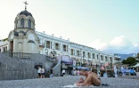 Un estivant joue aux cartes sur une plage de Yalta, en Crimée annexée, le 21 juillet 2026