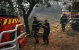 Un homme âgé est évacué par les pompiers lors d?un incendie de forêt à Martigues, le 24 août 2020