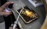 Un artisan lors d'une démonstration de la fabrication de la Palme d'or de Cannes, le 21 avril 2026, dans un atelier de la maison Chopard à Meyrin, près de Genève 