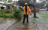 Un habitant de Jacksonville marche dans une rue inondée, après le passage de l'ouragan Matthew, le 7 octobre 2016 en Floride