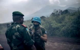 Un officier marocain de la Force de l'ONU en RDC et un général congolais, près du village de Kibumba où a eu lieu l'attaque ayant coûté la vie à l'ambassadeur d'Italie en RDC, le 22 février 2021