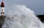 Une jetée de l'île de Groix lors d'une tempête, le 11 mai 2020
