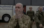 Un prisonnier de guerre ukrainien à sa libération par la Russie, dans la région de Tcherniguiv, en Ukraine, le 15 mai 2026