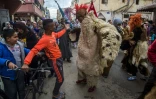 Un Marocain déguisé en peaux de moutons danse dans un quartier de la ville de Salé à l'occasion du festival de Boujloud, le 27 octobre 2018