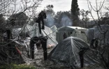 Une femme marche dans le camp de migrants de l'île de Chios en Grèce, le 11 décembre 2019