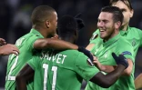 Les joueurs de Saint-Etienne se congratulent aprĂšs le but contre son camp du joueur de Qabala, Richardinho, le 20 octobre 2016 Ă Geoffroy-Guichard