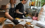 Des femmes servent à manger sur des assiettes comestibles dans un restaurant vegan de Varsovie, le 29 mai 2019
