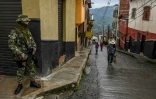 Un soldat surveille les rues d'Ituango, le 19 octobre 2019, avant des élections locales en Colombie, alors que la campagne a été marquée par des épisodes de violence.