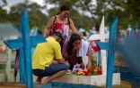 Des proches sur la tombe d'une personne décédée du Covid-19, à Manaus, au Brésil, le 9 mai 2021