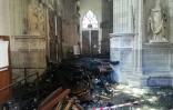 Les débris de l'orgue de la cathédrale  Saint-Pierre-et-Saint-Paul à Nantes après un incendie le 18 juillet 2020