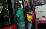 Bus bondé à Caracas le 27 mars 2019 en raison de la mégapanne de courant