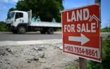 Un panneau "Terrain à vendre" près de la côte, dans le district de Jucuaran, le 20 juillet 2024 au Salvador
