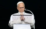 Le pape Léon XIV s'adresse aux fidèles depuis la fenêtre du palais apostolique, lors de la prière de l’Angélus, place Saint-Pierre, au lendemain de son retour au Vatican après une intervention chirurgicale, le 18 octobre 2026