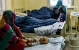 Un enfant soigné dans un hôpital de la ville de Sharan après avoir été blessé dans le séisme qui a frappé le sud-est de l'Afghanistan, le 22 juin 2022