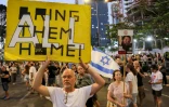 Un manifestant appelle à ramener tous les otages à la maison, lors d'un rassemblement hebdomadaire à Tel-Aviv, le 5 juillet 2025