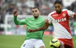 Le milieu de Saint-Etienne, Oussama Tannane (g) à la lutte avec le défenseur monégasque Fortuna Dos Santos en Ligue 1, le 14 février 2016 au stade Geoffroy-Guichard
