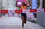 La Kényane Brigid Kosgei franchit en vainqueure la ligne d'arrivée du marathon de Londres, le 4 octobre 2020