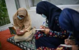 Des jeunes filles étudient dans une école clandestine, en 'Afghanistan, le 23 juillet 2022