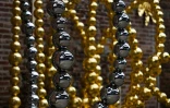 Des perles géantes de l'artiste français Jean-Michel Othoniel avant d'être assemblées pour une nouvelle œuvre d'art, dans son atelier de Montreuil, près de Paris, le 27 février 2025
