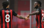 Le milieu de terrain ivoirien de l'AC Milan, Franck Kessie célèbre son but sur pénalty avec son coéquipier Sandro Tonali, lors du match de Série A contre la Fiorentina, le 29 novembre 2020 à Milan