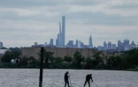 La rivière Hackensack, dans le New Jersey, les grattes-ciels de New York derrière, le 15 juin 2023