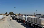 Des camions transportant de l'aide humanitaire stationnés du côté égyptien du poste frontière de Rafah avec la bande de Gaza, le 2 mars 2025, après qu'Israël en a suspendu l'entrée dans l'enclave palestinienne