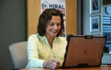 Dr. Hiral Tipirneni,  candidate démocrate pour être élue à la chambre des représentants dans la 6e circonscription de l'Arizona, dans son local de campagne, parle à ses soutiens via Zoom depuis Phoenix le 17 octobre 2020