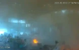 Capture d’écran tirée d’images de vidéosurveillance diffusées par le ministère saoudien de l’Information le 11 octobre 2026 montrant le moment où l’aéroport international de Ryad est frappé par une attaque des Houthis la veille