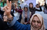 Des femmes manifestent à Qamishli, dans le nord-est de la Syrie, le 15 mars 2025, contre la déclaration constitutionnelle présentée par le gouvernement syrien de transition