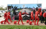 Des membres de la Scuderia Ferrari repartent du cricuit de Melbourne après l'annulation du Grand Prix d'Australie le 13 mars 2020, en raison de l'épidémie de coronavirus