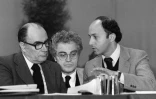 François Mitterrand, premier secrétaire du Parti socialiste, Lionel Jospin et Laurent Fabius, porte-parole du PS, discutent le 12 janvier 1980 à Alfortville lors de la première journée de la Convention socialiste