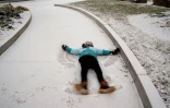 Enfant jouant dans la neige Ă Washington DC, le 16 janvier 2022