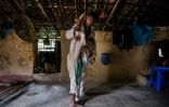 Mohammad Selim, champion de Taekwando, enseigne sa discipline à sa fille Nassima, dans le camp de Kutupalong, près de Cox's Bazar, au Bangladesh. Le 11 août 2018.