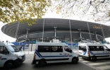 Des véhicules de police stationnés devant le Stade de France à la veille du match de la Ligue des nations de l'UEFA entre la France et Israël, le 13 novembre 2024 à Saint-Denis, au nord de Paris