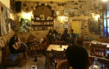 Une vingtaine d??uvres de 15 artistes vivant désormais en exil sont exposées dans ce café très fréquenté, au c?ur de la vieille ville de la capitale syrienne