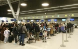 Des voyageurs attendent à l'aéroport "Makedonia" après des retards et des reports de vols dans le pays dus à un "problème technique", le 4 janvier 2026 à Thessalonique