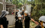 Des agents du service des Terres de Hong Kong accompagnés par des policiers pénètrent dans la propriété d'un habitant de Kwu Tung, dont le village doit être démoli pour faire place à un 
projet de pôle technologique, le 23 juin 2026 dans les Nouveaux Territoires à Hong Kong
