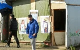 Deux hommes photographiés dans la "Jungle" de Calais, le 22 octobre 2016 
