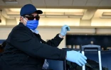 Un voyageur porte un masque de protection à l'aéroport de Houston, le 6 mai 2020 au Texas