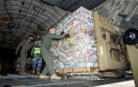 Photo fournie le 20 janvier 2022 par l'armée de l'air australienne de soldats australiens débarquant de l'aide humanitaire apportée par avion à Fua'amotu, aux îles Tonga