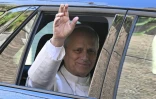 Le pape fait signe par la fenêtre avant d'être admis à l'hôpital Gemelli à Rome, le 13 octobre 2026