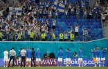 Les joueurs finlandais communient avec leurs supporters dans une tribune du stade de Saint-Pétersbourg à l'issue du match contre la Belgique, le 21 juin 2021