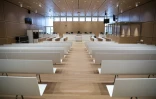 Une salle de tribunal dans le nouveau Palais de justice de Paris, conçu par l'architecte Renzo Piano, le 26 mars 2018 dans le quartier des Batignolles, au nord-ouest de Paris