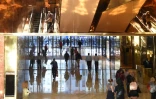 Des visiteurs à l'intérieur de la Tour Trump à New York, le 23 mai 2016