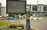 Un panneau d'affichage électronique enjoint au public de se faire tester à Bolton (nord-ouest de l'Angleterre), touchée par un variant du Covid-19, le 28 mai 2021