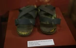 Les sandales en caoutchouc du président Ho Chi Minh exposée au musée à Hanoï, au Vietnam