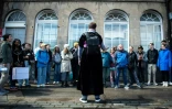 Un guide accompagne des touristes sur le "Potter trail", le 5 juin 2024 Ă Edimbourg, en Ecosse